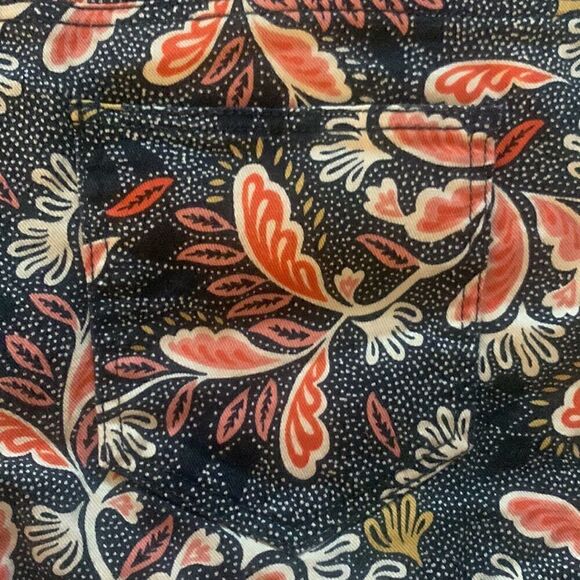 H&M Shorts Womens Black Floral Cuffed Size 4 - Picture 10 of 10